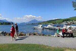 Mons&eacute;jours, centre au bord du lac