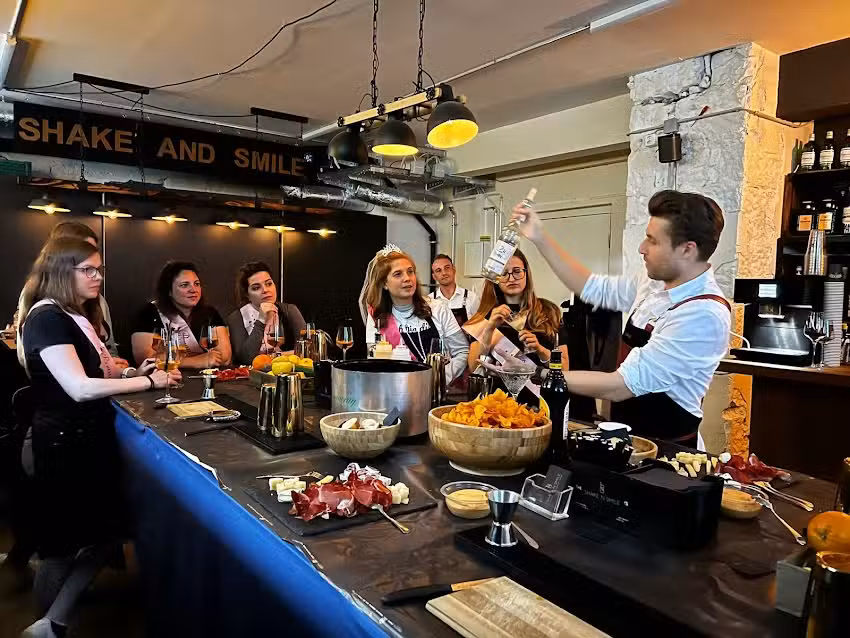 Shake &lsquo;N Smile &ndash; cocktail bar e workshop